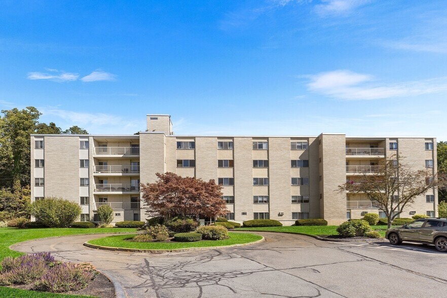 Building Photo - 300 Park Terrace Dr