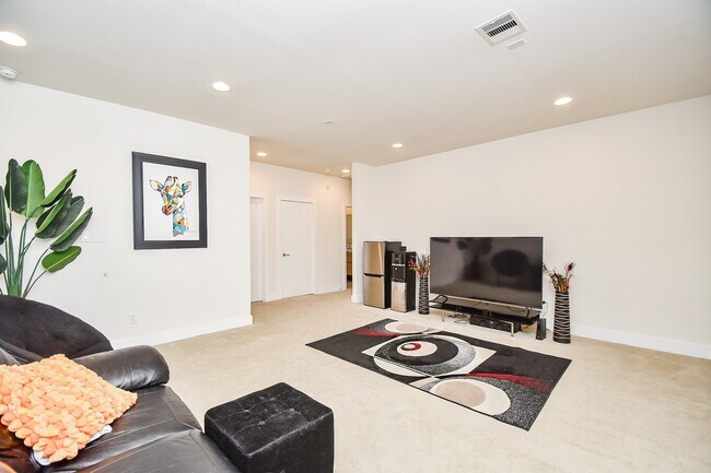 Building Photo - 5519 Paraiso Pl