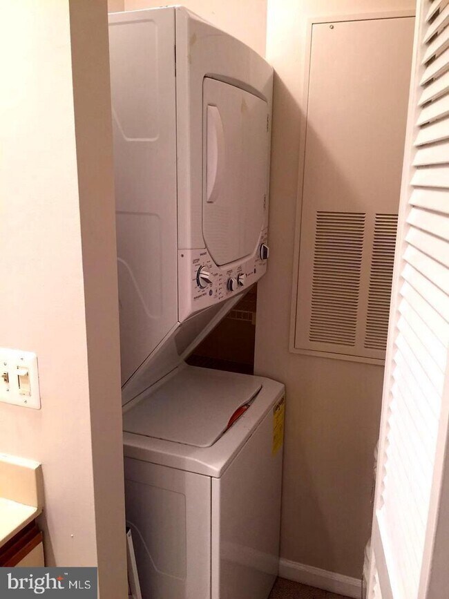 Building Photo - 5705 Chapman Mill Dr