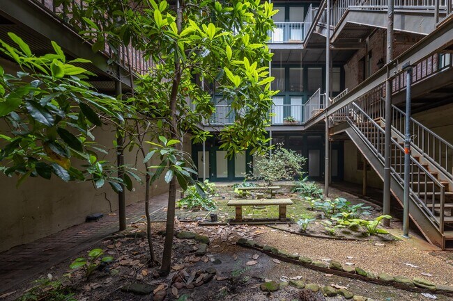 Building Photo - 1 bedroom, 1 bath updated condo in downtow...