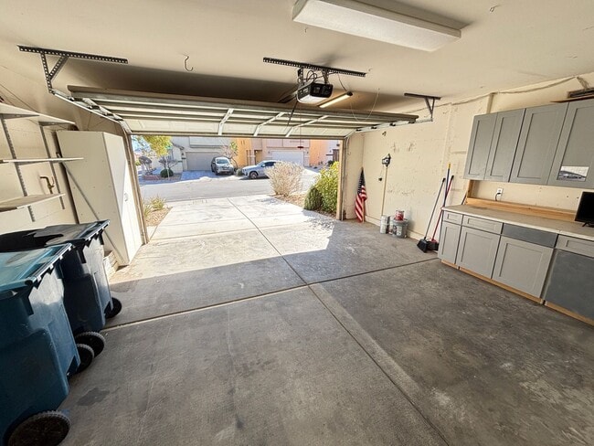 Building Photo - Beautiful 4Bed/2.5 Bath/2Car 2 Story Home nestled in this beautiful Southwest Community near Rhod...