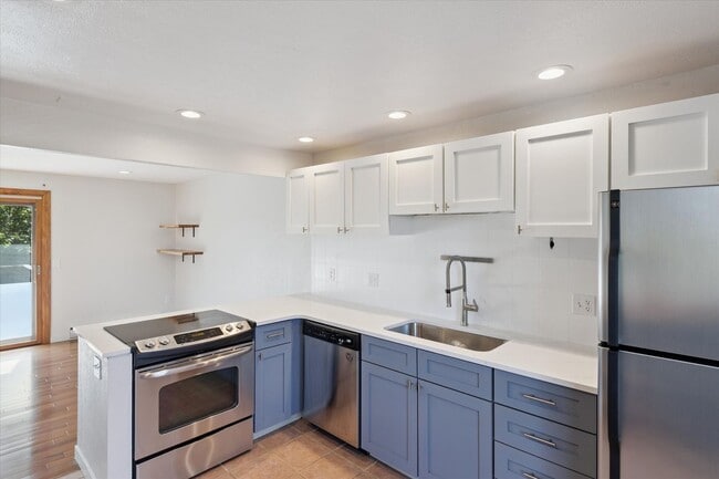 Building Photo - (PRICE DROP) Beautiful & Large 4-Bd 2.5-Ba...