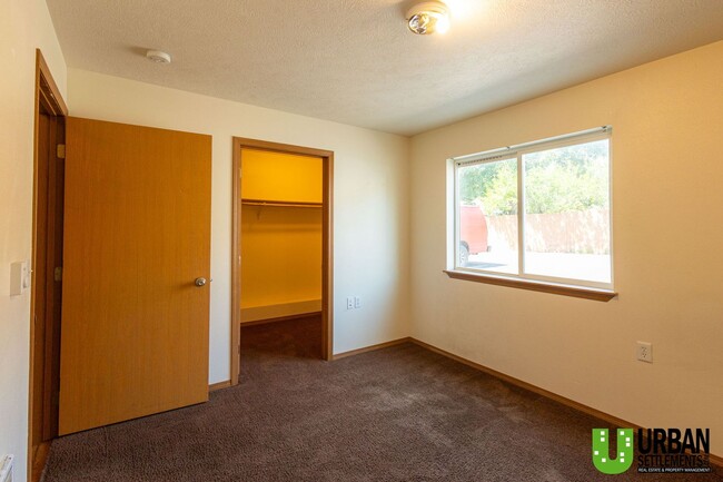Building Photo - Great 4bd/2bth, nice location