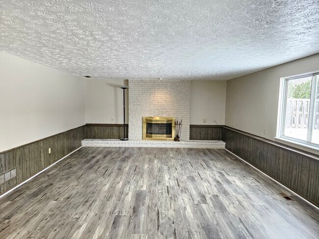 Building Photo - 3589 Delmar Dr