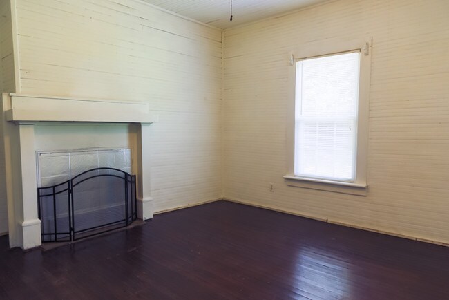 Building Photo - Charming Country home off the beaten path.