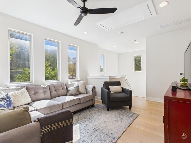 Building Photo - 3002 Sunridge Dr