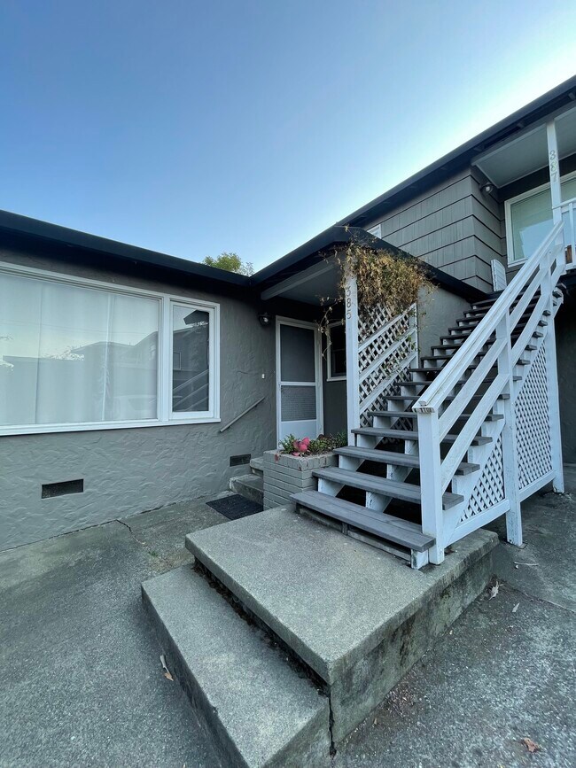 Building Photo - 385 Irwin St