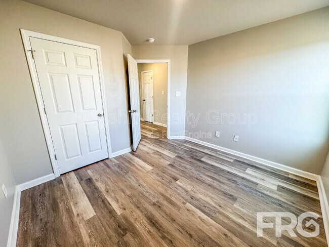 Building Photo - 102 Michael Thomas Pl