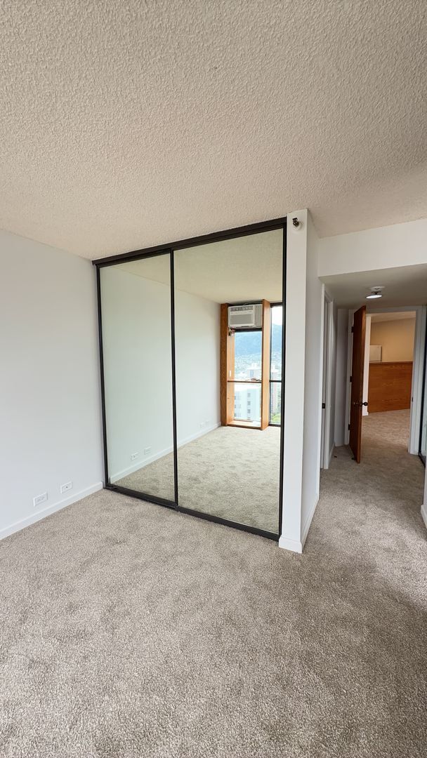 Building Photo - $2000 1BR/1BA, 1 Covered PKG, in the heart of Honolulu.