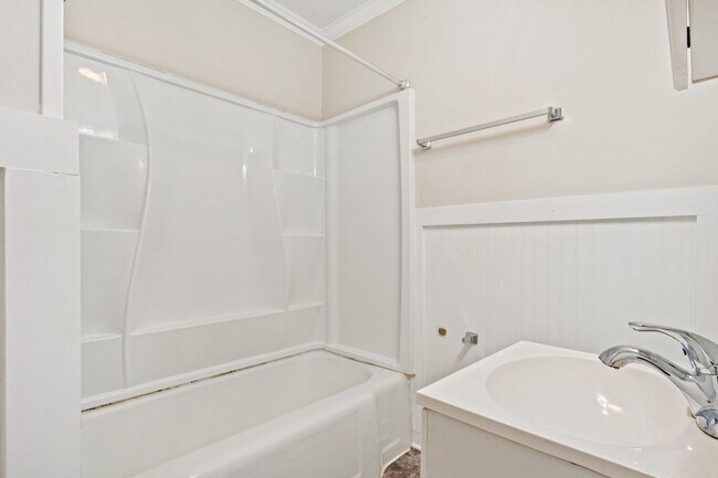 Building Photo - 1208 Hillview Rd