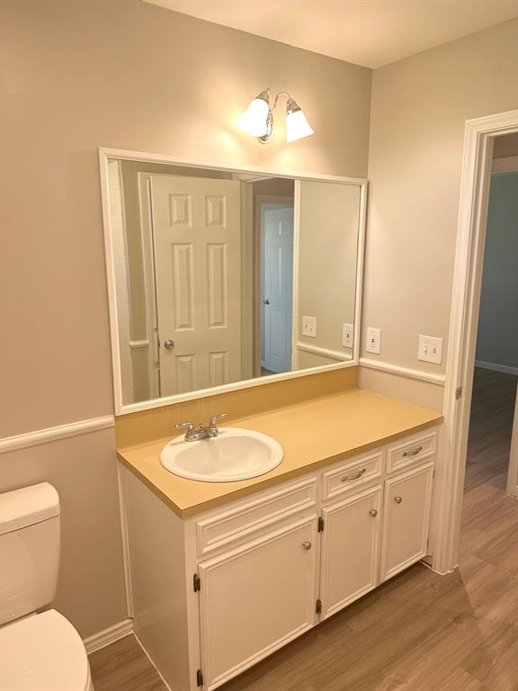 Building Photo - 1102 Serenada Dr