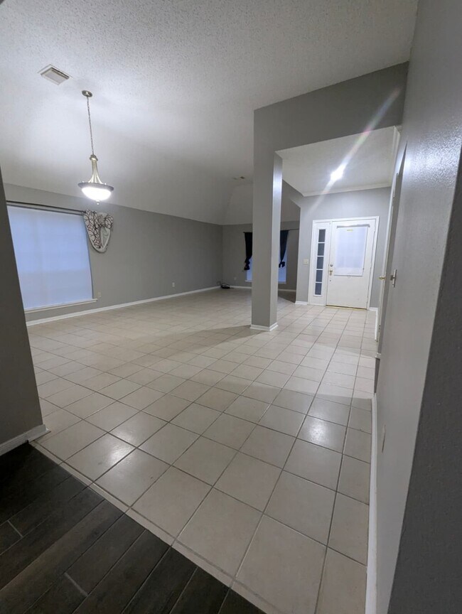 Building Photo - 827 Coral Tree Pl