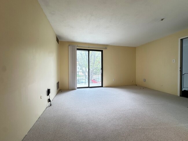 Building Photo - 10 Village Hill Ln