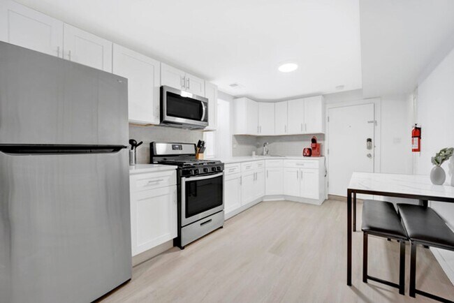 Building Photo - 1226 W 31st Pl