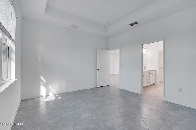 Building Photo - 215 Summertime Pl