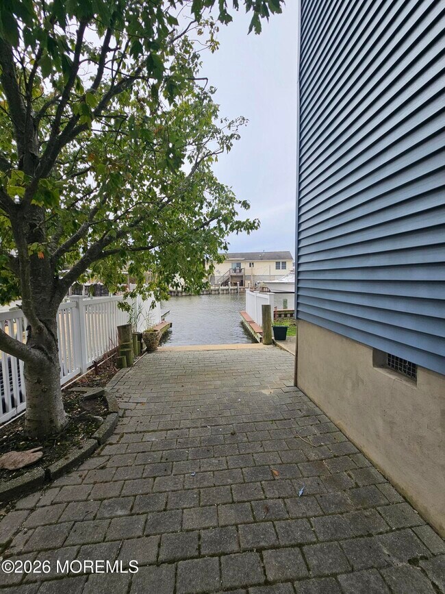 Building Photo - 262 Evergreen Dr