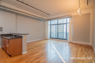 Building Photo - 1224 W Van Buren St