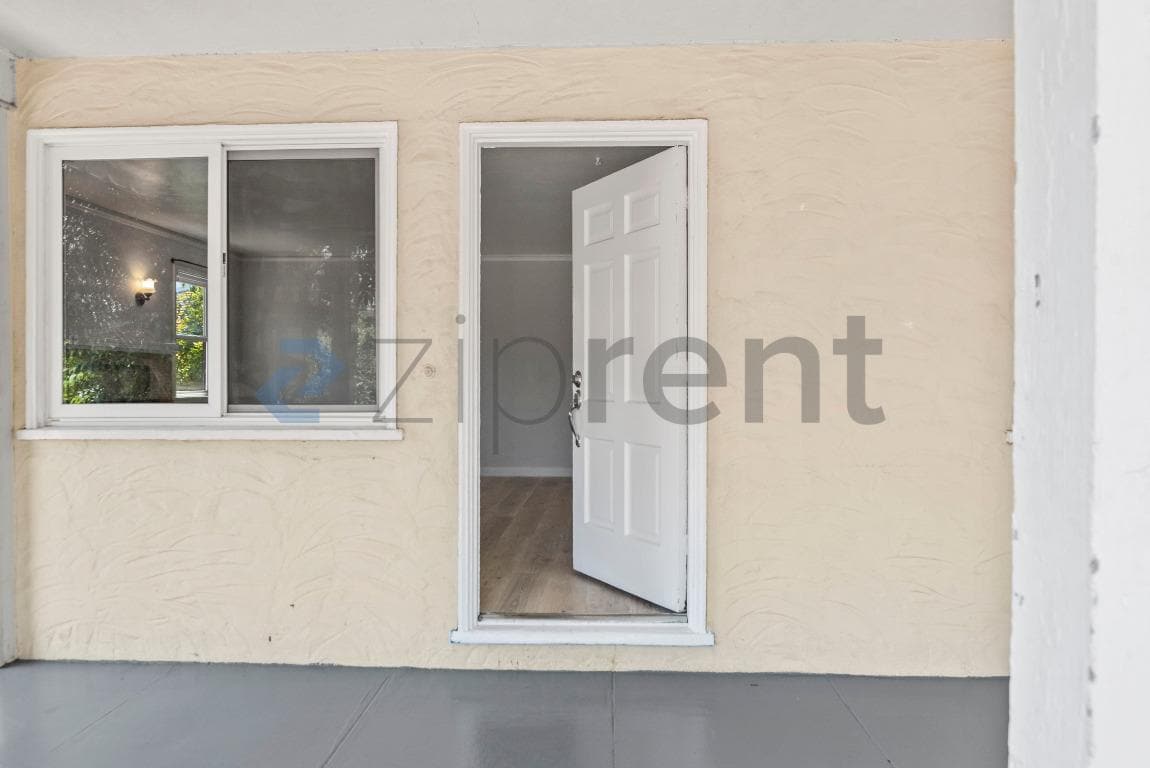 Building Photo - Unit