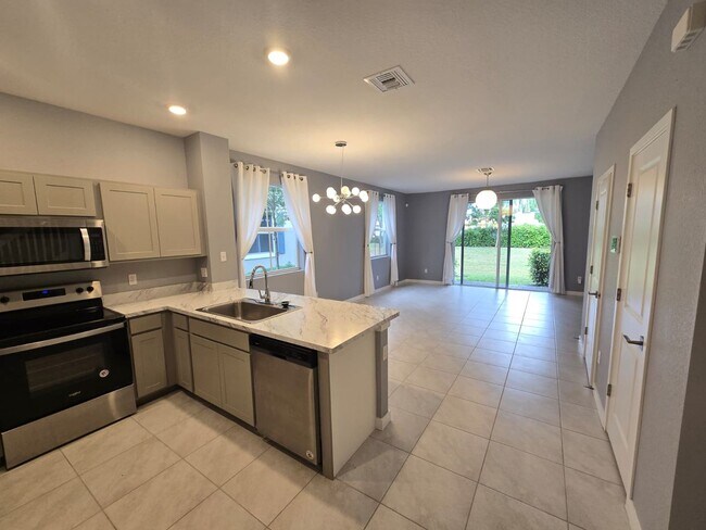Building Photo - Bright and Easy-Living Home in Riviera Beach