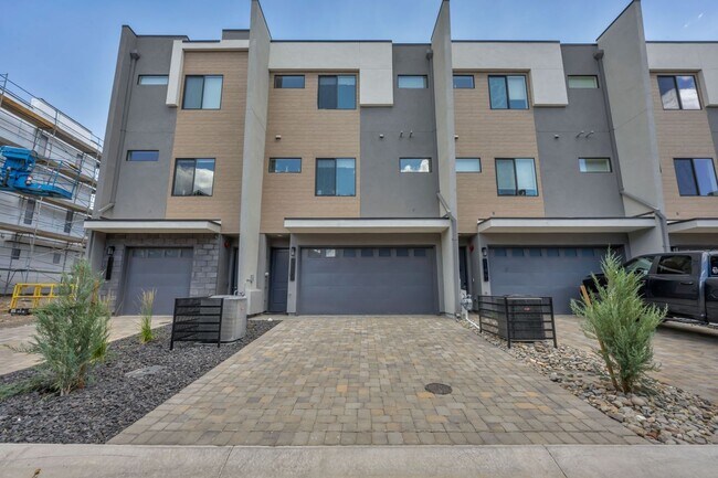 Building Photo - Fully Furnished Modern Townhome with utilities included and flexible lease options available