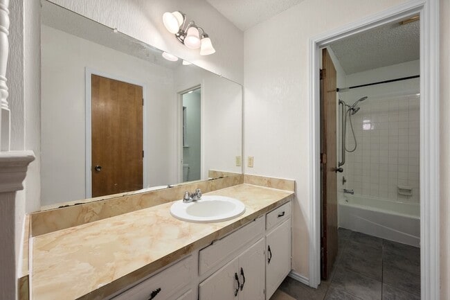 Building Photo - 6436 Ridglea Dr