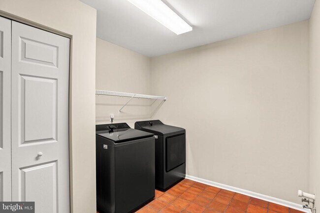 Building Photo - 2082 Deer Run Dr