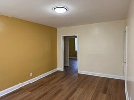 Living Room - 913 Saint Dunstans Rd