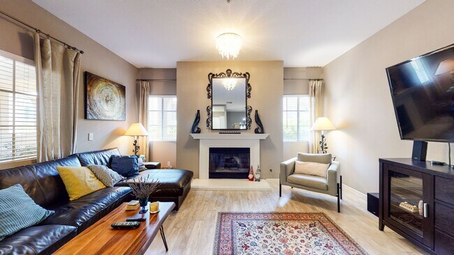 Building Photo - Fantastic 2 bed / 2 bath Condo in Huntingt...