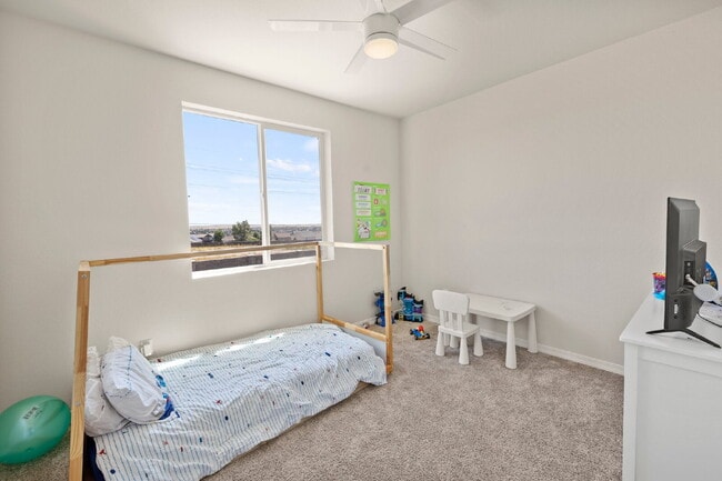 Building Photo - Bright and Beautiful Home with Gourmet Kitchen & Hardwood Floors