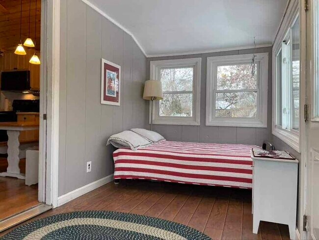 Additional cozy sleeping space on porch - 11 W View Ln