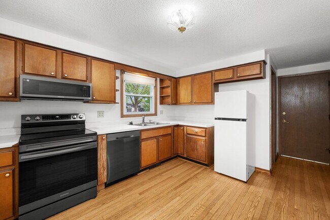 Building Photo - 3129 Windsor Dr