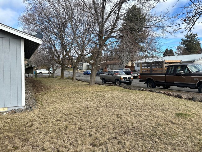 Building Photo - 3 Bedroom / 1 Bathroom House in Madras Oregon