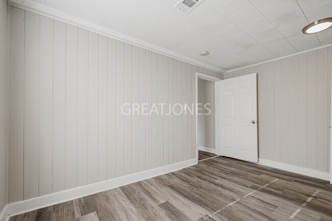 Building Photo - Charming 2 Bedroom in LaGrange!