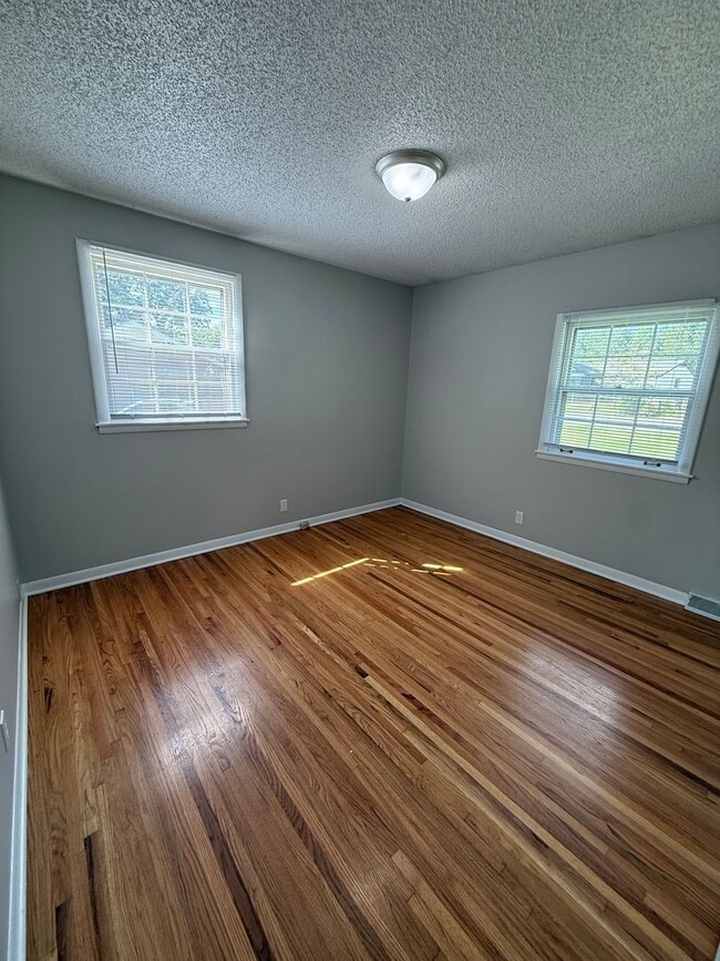 Building Photo - 3BR Brick Home with Beautiful Hardwood Floors