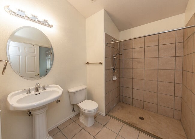 Building Photo - 4 Bed Rancher in District 20!!!