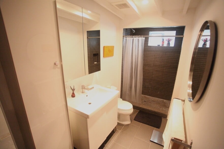 Building Photo - 2112 Lake Shore Ave