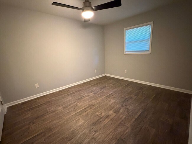 Building Photo - 5909 Lone Oak Dr SW