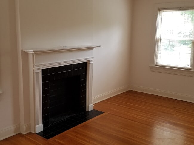 Building Photo - 2124 Village Dr