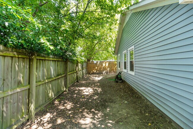 Building Photo - Cozy Timberwood Dr