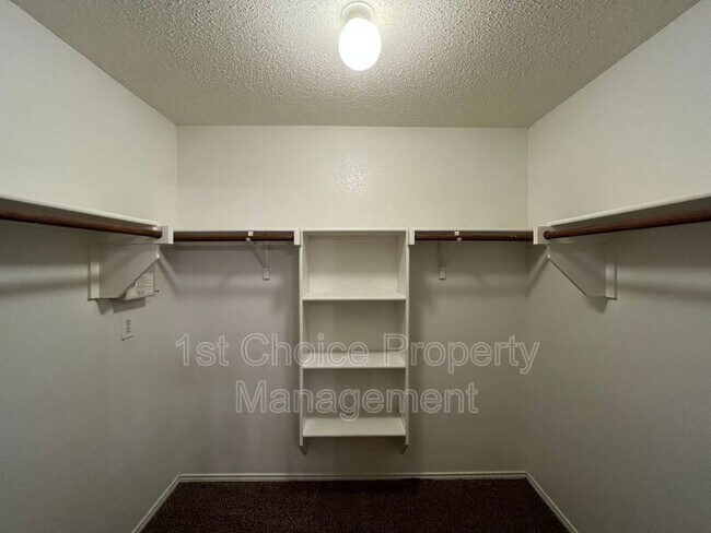 Building Photo - 4888 Parkview Hills Ln