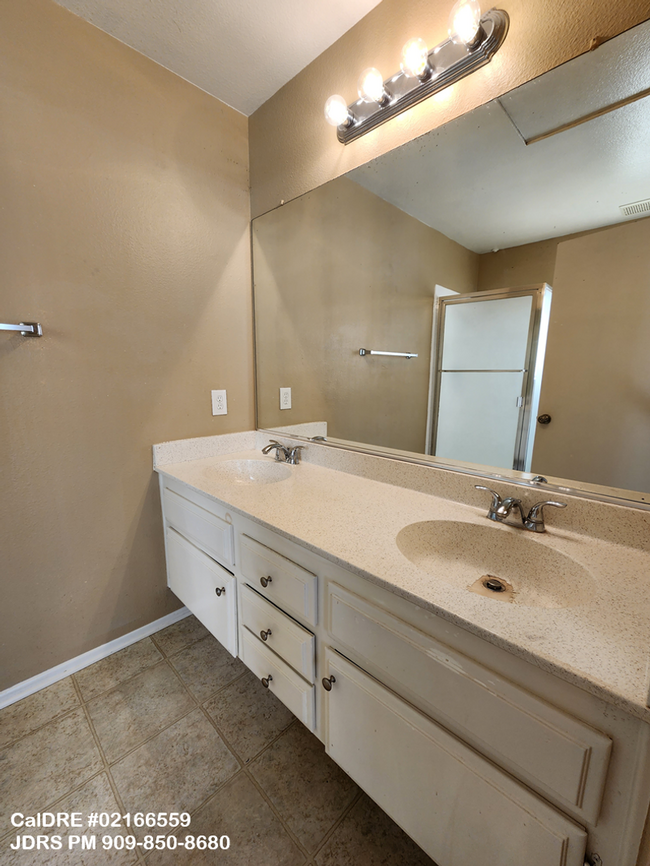 Building Photo - Price Lowered! Ontario 2 bedroom Townhouse