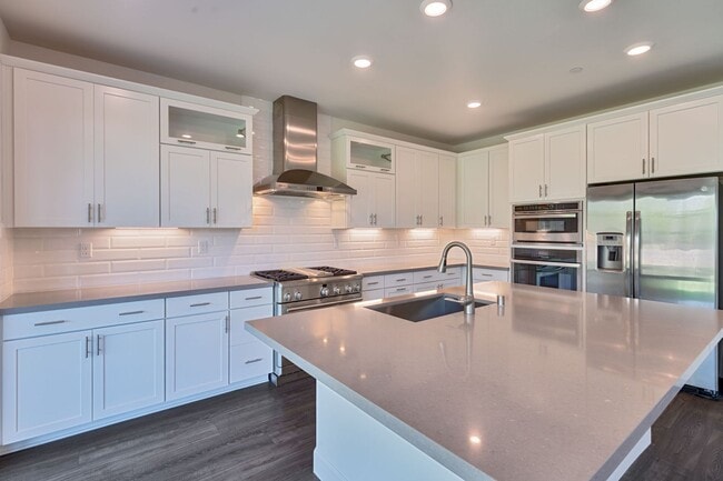 Building Photo - Luxury 5 Bedroom Home in Serrano – Spaciou...