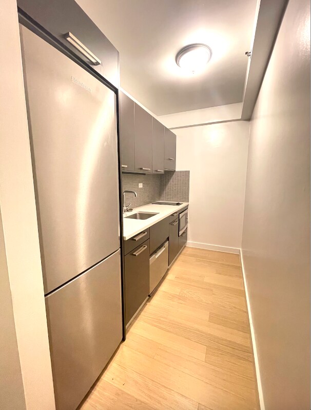 Building Photo - 222 E 39th St