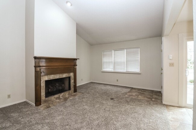 Building Photo - Lovely South Tulsa location close to shopping and restaurants