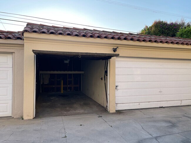 Building Photo - 927 Alandele Ave