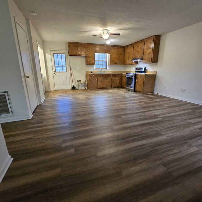 Building Photo - Freshly Renovated 3 Bedroom with 1 and 1/2 Bath Duplex.