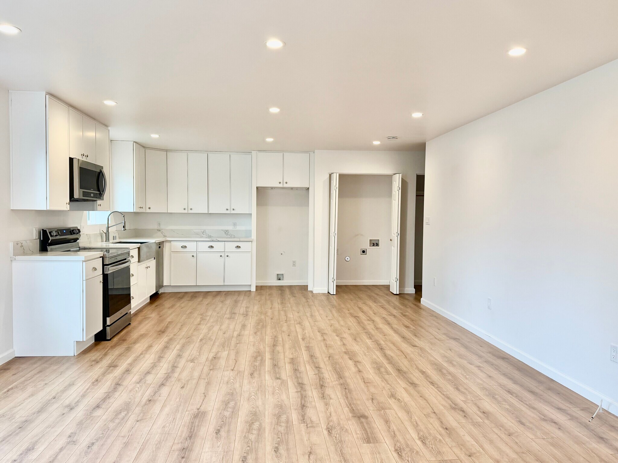Building Photo - 384 Hargrave St