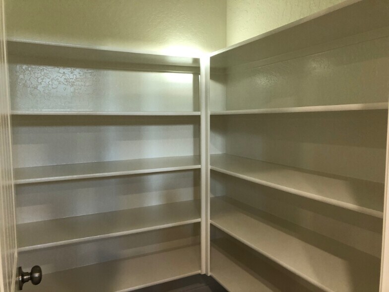 Building Photo - 2047 W Sunnyview Ave