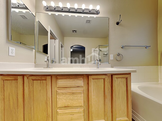 Building Photo - 1852 E Pyle Ave