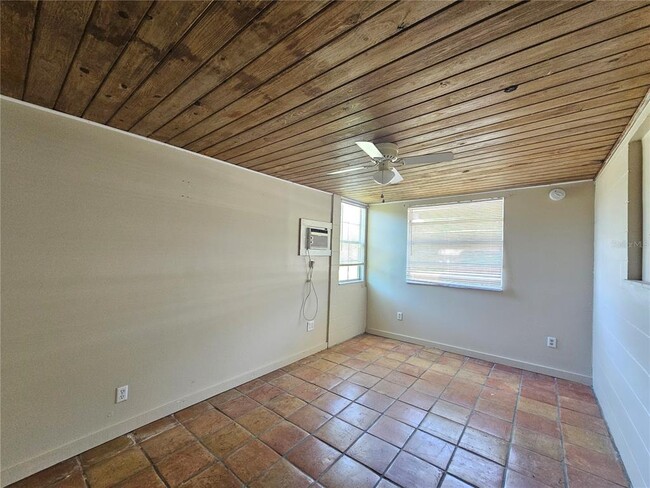 Building Photo - 2235 Lakeview St